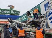 Перед началом карантина выходного дня в Киеве сносят борды "Эпицентра". Фото
