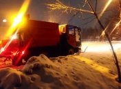 Коммунальщики круглосуточно спасают Киев от снега