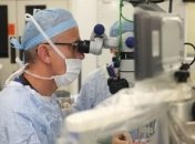 Первая в истории операция на глазах человека проведена с помощью робота-хирурга