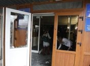 Выбиты двери и разбиты стекла: во Львове неизвестные штурмовали горсовет