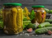 Без смачних маринованих огірків взимку не обійтися