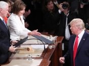 Скандал в Конгрессе: Трамп не пожал руку Пелоси, она порвала его речь