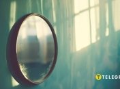 Помити дзеркало так,  щоб не було розводів, непроста справа (зображення створено за допомогою ШІ)