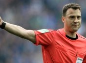 Футбольный талисман показал красную карточку арбитру (Видео)