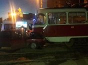 В Харькове автомобиль столкнулся с трамваем, есть пострадавшие