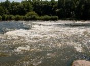 На Винничине из-за снесенного моста люди перешли на лодки (Видео) 