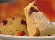 Пирожное с вишней и карамельной подливкой