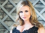 Анна Семенович удивила поклонников снимком с незнакомцем 