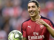 Футболист отдал свою куртку замерзшему ребенку (Видео)