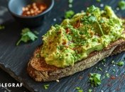 Авокадо-тост - це корисний та смачний варіант сніданку (зображення створено за допомогою ШІ)