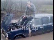 "Это в газету надо": в Запорожской области авто "утонуло" в луже (видео)