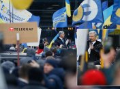 Політик влаштував брифінг під час виходу з аеропорту