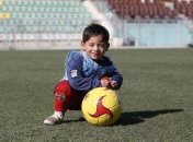 Знаменитый мальчик-фанат Месси впервые получил его настоящую футболку (Видео)