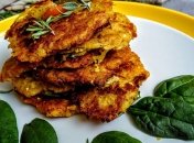 Брамбораки подаються як окрема страва і як гарнір до м’яса.