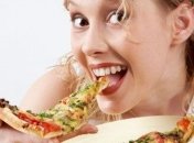 Диетологи назвали три главные причины переедания