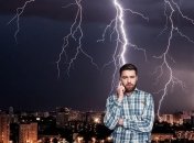 Опасно ли использовать мобильный телефон во время грозы? Ответ ученого-физика
