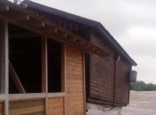 На Прикарпатье наводнение унесло с берега реки ресторан