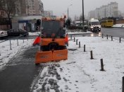 КГГА: Для уборки тротуаров коммунальщики задействовали малогабаритную спецтехнику