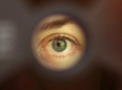 Дистанционный прибор сканирует радужку глаз за 12 метров