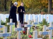 Могилу Петена осквернили после почтения его памяти Макроном 