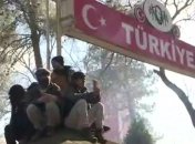 Бросались камнями и применяли слезоточивый газ: В Греции на границе остановили более 10 тыс мигрантов