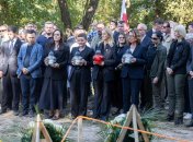 Олена Кондратюк на церемонії перепоховання 42 останків, ексгумованих на території колишнього села Пужники