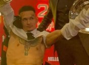 На коляске и с обрезанным костюмом: Моргенштерн отличился в Москве (видео)