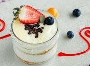 Молочный десерт с киви, клубникой и бананом