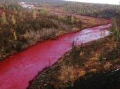 В Норильске река окрасилась в красный цвет