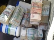 Украинец пытался провезти на Донбасс $100 тысяч и 10 миллионов рублей