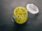 Невід’ємний інгредієнт багатьох салатів – консервований горошок