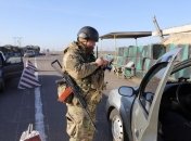 Более 200 автомобилей застряли в очередях на КПВВ Донбасса