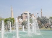 Святая София (Айя-София). С 2022 года бывший православный храм снова властями Турции превращен в мечеть. С 1925 года указом президента Кемаля Ататюрка на его территории был открыт музей