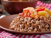 Пикантная гречневая каша с тунцом и огурцами