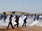 Турция применила слезоточивый газ против митингующих на границе с Сирией