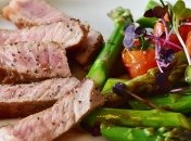 Готуємо закуску: запечена спаржа з часником (Відео)