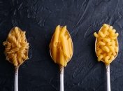 Если варить макароны в большом количестве воды, они больше не прилипнут