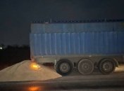 Вантажівка, з якої висипали зерно