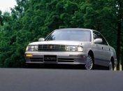 Эксперты рассказали о всех "плюсах" и "минусах" Toyota Crown S140