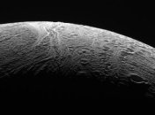 На поверхности Энцелада можно заметить гигантские "щупальца" 
