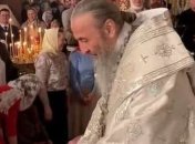 Глава УПЦ МП на Пасху закидал прихожан яйцами (видео)