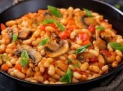 Рецепт дня: тушеная фасоль с грибами в сметанном соусе