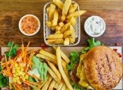 Диетолог назвала способ есть бургеры и чипсы без вреда здоровью