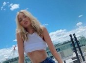 Смелый летний образ: Эльза Хоск показывает, как носить бархат и кожу летом