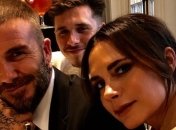 Виктория Бекхэм расцеловала свою семью на показе собственной коллекции одежды 