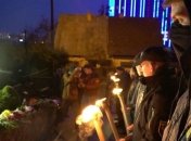 "Азовцы" зажгли факелы под стенами посольства Бельгии