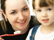 Как приучить ребенка чистить зубы?