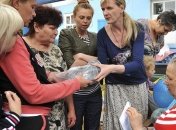 Жители Славянска покупают продукты в "передвижных магазинах"