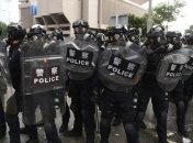 Полиция Гонконга применила слезоточивый газ, чтобы остановить штурм парламента