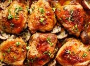 Изумительные куриные бедрышки с помидорами под сыром